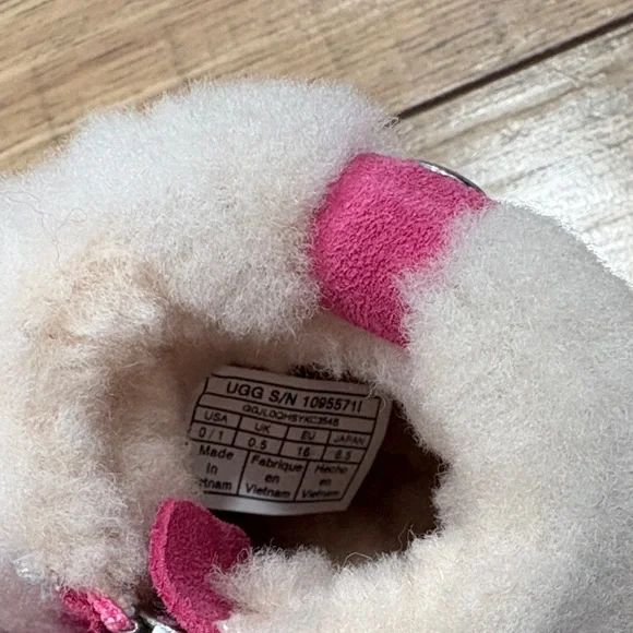 💗UGG Fuchsia and Fur Baby Girl Boots💗 size 1 - Picture 2 of 6